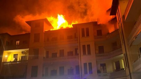 Corsico: Fiamme in un sottotetto di via Monti, no feriti