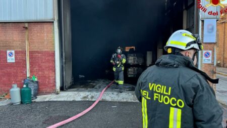 Milano: Vasto incendio in un magazzino di viale Sarca