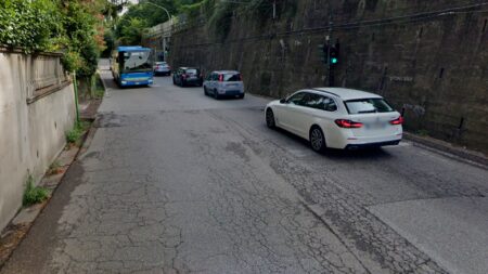 Varese: Camion incastrato, code in via Gasparatto