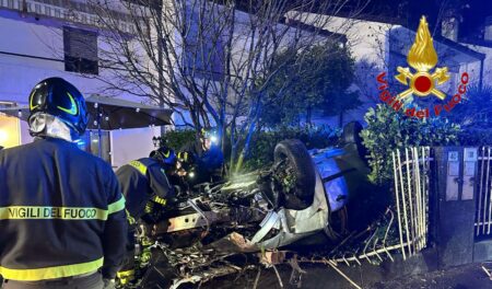 Varese: Auto si ribalta su cancellata