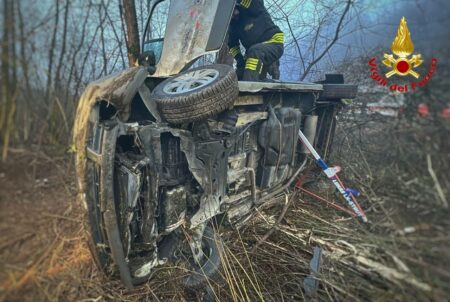 Lecco: Scuolabus nel dirupo, bambini salvi