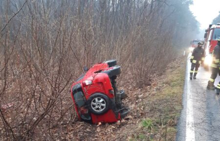 Tradate: Auto ribaltata in via per Appiano