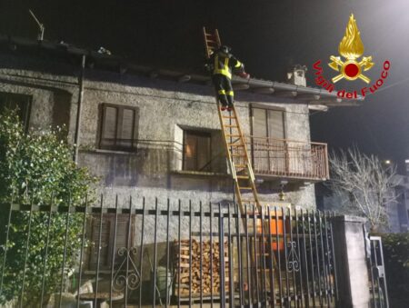 Grantola: Tetto in fiamme,paura in via San Fermo