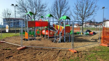 Ferno: Lavori al parco comunale, si parte dai giochi