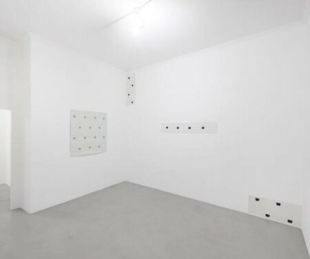 Milano: Personale di Niele Toroni alla A arte Invernizzi