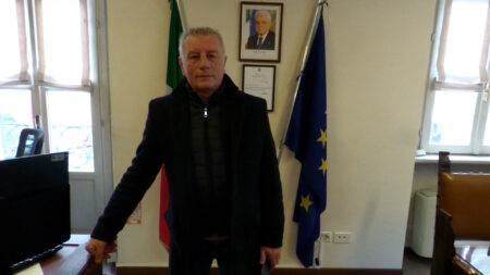 Gavirate: Lago, Parola stende una passerella tra le sponde