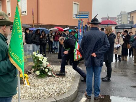 Busto: Foibe, omaggio a don Ceci sotto la pioggia