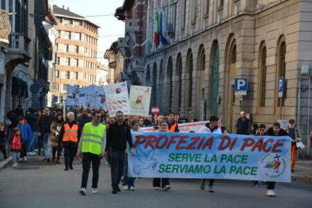 Gallarate: In centinaia in marcia per dire “NO alla guerra”