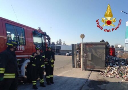 Gerenzano: Camion si ribalta sulla rotonda della sp233
