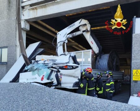 Busto: Lastre di cemento sul camion, ferito 47enne