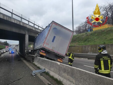 Gallarate: Tir contro barriera, caos sulla 336