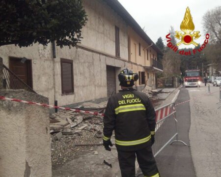 Somma: Crolla balcone in via Maddalena