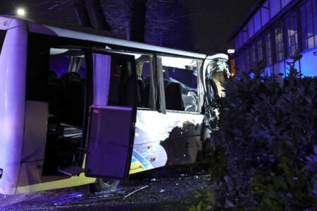 Brescia: Bus contro albero, un morto e dieci feriti