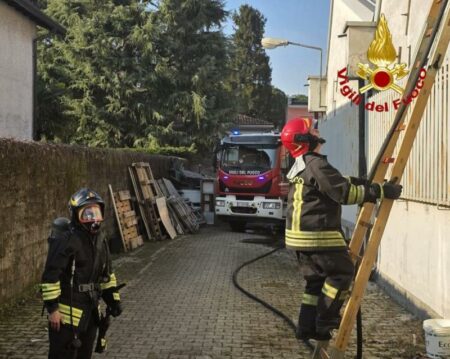 Gorla Min.: Fiamme in un capannone di via Colombo