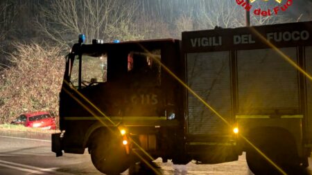 Cocquio T.: Auto nel fosso, Vigili del Fuoco in azione