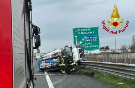Olgiate O.: Furgone si ribalta in autostrada, ferito 52enne