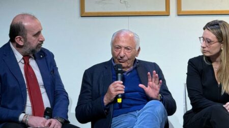 Gallarate: Il salutista Mogol incanta la platea del Maga