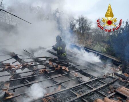 Azzio: Tetto in fiamme, Vigili del Fuoco in via Motte
