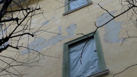 Varese: Intonaco ex Caserma, tornano le impalcature
