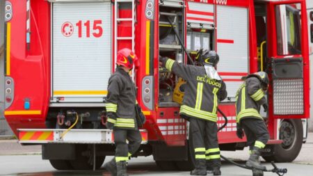 Oggiona: Tenta di dare fuoco al comando per una multa