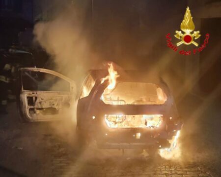 Cuasso al M.: Auto in fiamme, salvo il conducente