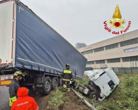 Gemonio: Tir fuori strada, ferito l'autista
