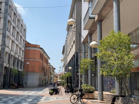 Busto: Luci e serrande giù per Papa Francesco