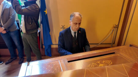 Gazzada: Sala Maroni, il maestro Fedrigotti esegue l'inno