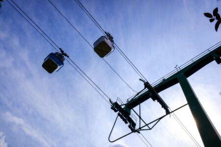 Napoli: Si stacca cavo della funivia: 16 persone bloccate
