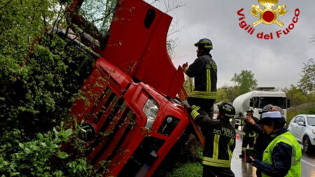 Somma: Tir fuori strada in via Giusti