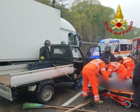 Ternate: Schianto in via Mazzini, un ferito in codice rosso