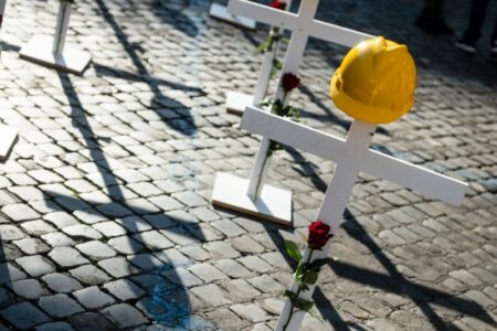 Milano: Morto operaio 24enne precipitato dal terzo piano