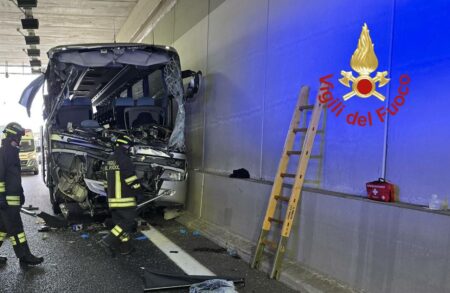 Lomazzo: Bus contro camion, muore donna. 30 bimbi coinvolti