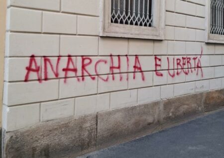 Busto: Scritte anarchiche sulla città, filmati alla Digos