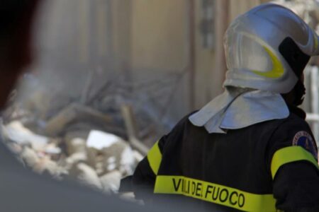 Milano: Palazzo in fiamme, 18 intossicati