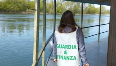 Como: Casa galleggiante abusiva, interviene la GDF