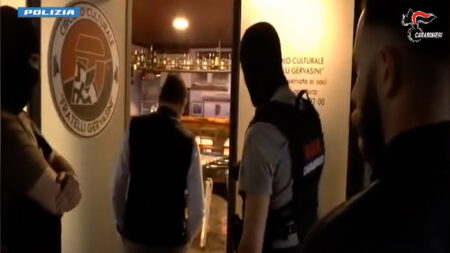 Azzate: Perquisita Do.Ra, armi bianche e materiale nazi