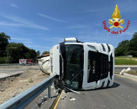Vergiate: Camion si ribalta, ferito l'autista