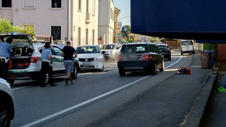 Samarate: Scontro tra auto e moto in via Locarno, code