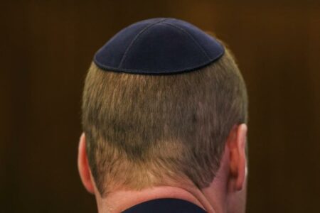 Lainate: Aggressione a padre e figlio, crudeltà da branco