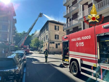 Varese: Tetto a fuoco in via Maspero, intervento in forze