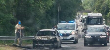 Varese: Auto in fiamme sulla SP1, lunghe code
