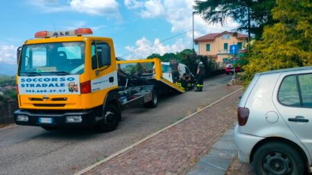 Cantello: Auto contro un muro, ricoverato un postino
