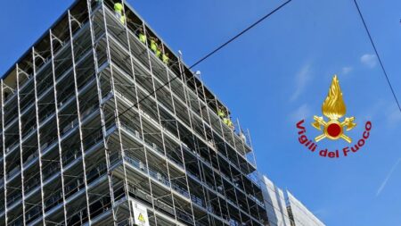 Milano: Operai in protesta al settimo piano