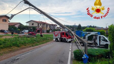 Cadrezzate: Palo pericolante, Vigili del Fuoco in azione