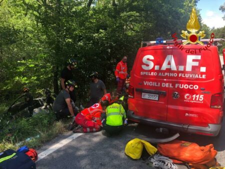 Valganna: Auto finisce nel bosco, feriti 69enne e 17enne