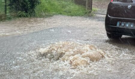 Gavirate: Strada allagata in zona Oltrona