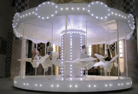 Milano: Visitatori “in giostra” a palazzo Reale