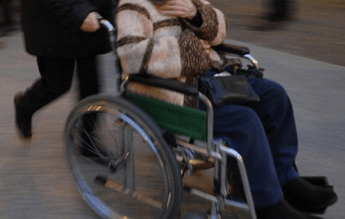 "Mio padre invalido al 100%, ma gli negano indennità di accompagno": la denuncia