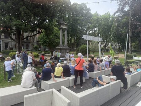 Busto: Over 65, argento in forma aperto per ferie